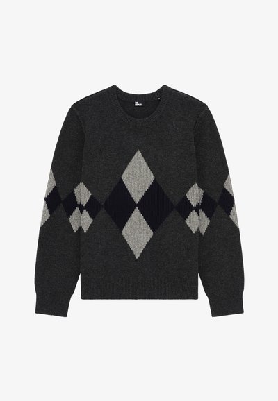 Suéter gris oscuro con un patrón de rombos en azul marino y gris claro, cuello redondo, puños y dobladillo de canalé. Textura suave.