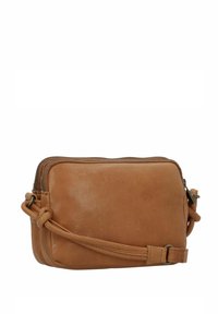 Borsa a tracolla in pelle color cuoio con forma rettangolare, chiusura a zip e una tracolla sottile. La superficie presenta una texture liscia con cuciture minime.