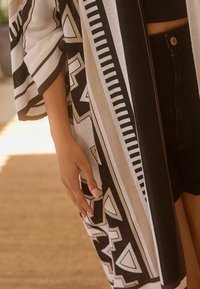 Next SPLICED LONGLINE KIMONO  - Plašt - black white brown geo