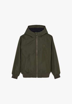 Veste à capuche vert olive avec fermeture éclair à l'avant, deux poches latérales, poignets et taille côtelés sur fond blanc.