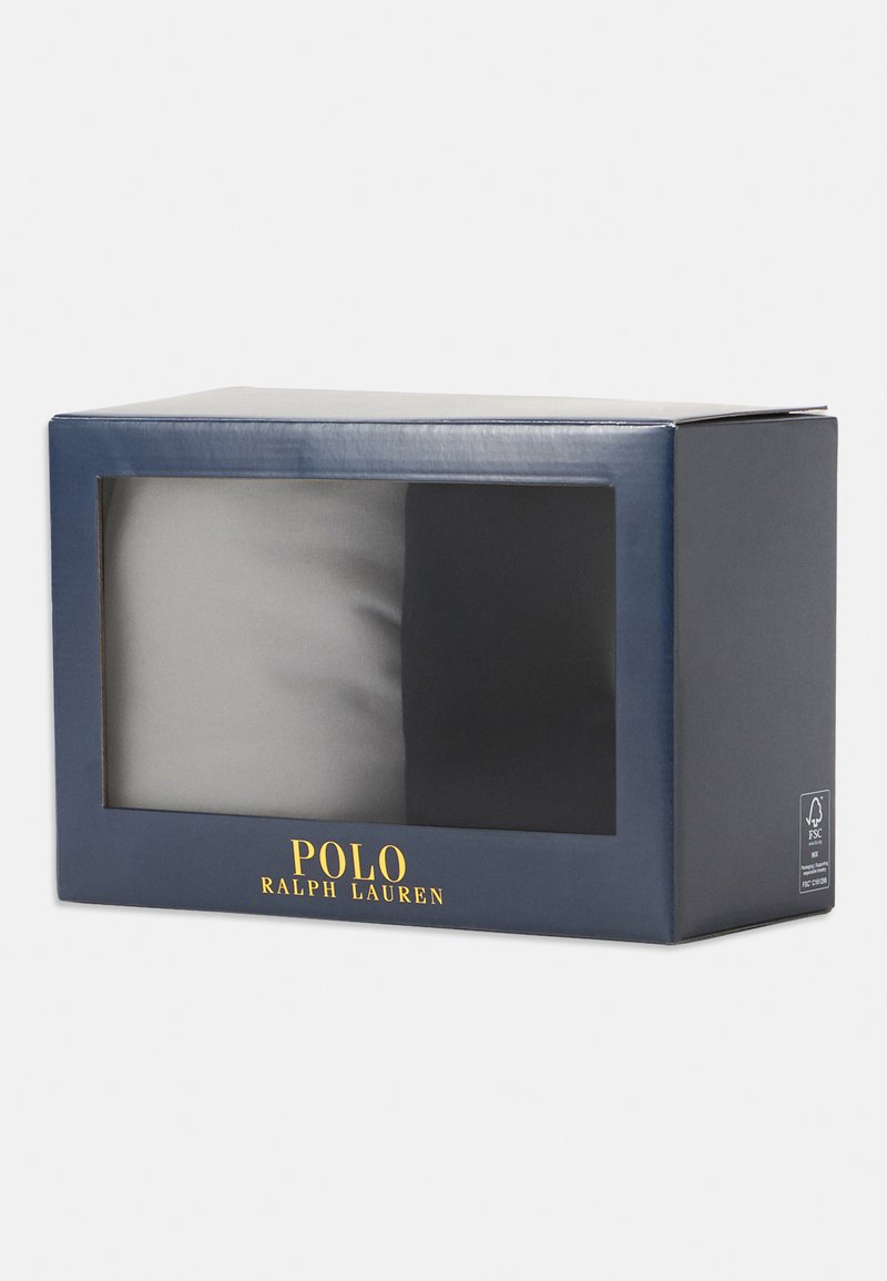 Dovanų rinkinys kojinėms skaidriame priekyje. Tamsiai mėlynas pakuotė su auksiniu "POLO RALPH LAUREN" logotipu. Sudėtyje yra dvi poros: pilkos ir juodos.