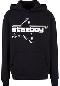 Černá mikina s velkým bílým grafickým motivem "starboy" a obrysem hvězdy na přední straně. Materiál vypadá měkký a má klokaní kapsu.
