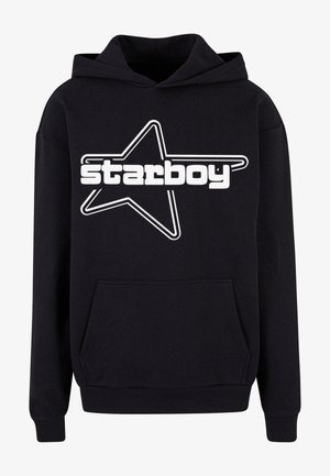 Must mustaga, millel on ees suur valge "starboy" graafika ja tähe kontuur. Materjal näib pehme olevat ning sellele on lisatud ka kärbsena pocket.