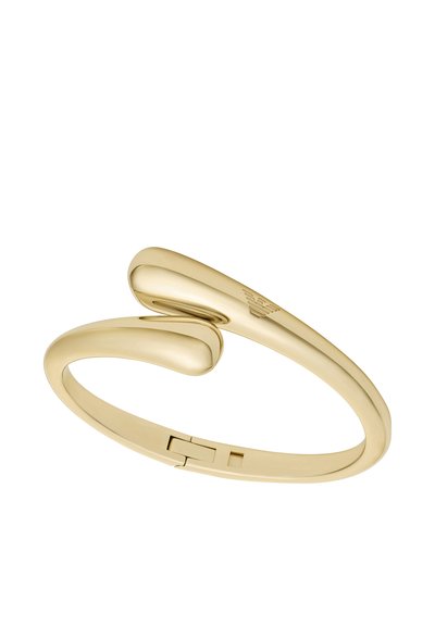 Guldtonet manchetarmbånd med en glat, poleret finish, der har et buet design og en lille lukningsmekanisme på siden.