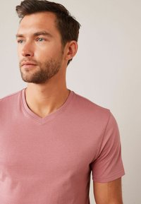 Next ESSENTIAL V-NECK REGULAR FIT - Jednoduché tričko - pink