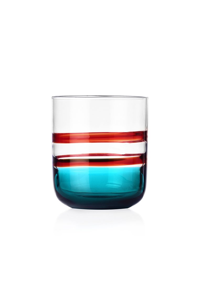 Szklanka o zaokrąglonym kształcie i przezroczystym korpusie. Posiada czerwone i turkusowe poziome paski, tworzące kolorowy, warstwowy efekt.