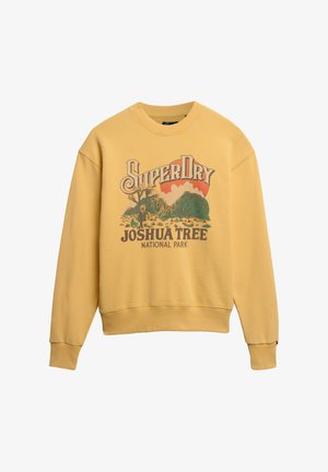Geel sweatshirt met een ronde halslijn, lange mouwen en een grafische afbeelding van een woestijnlandschap met "SuperDry Joshua Tree National Park."
