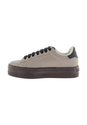 Sneaker in suede grigio con lacci neri, una fodera color crema e una suola in gomma nera spessa. Presenta una finitura liscia e pochi dettagli.