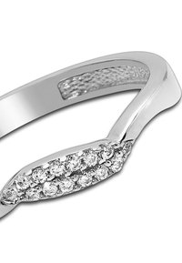 Bague en argent avec un anneau lisse et un intérieur texturé, ornée d'une rangée de petites pierres claires étincelantes sur le dessus.