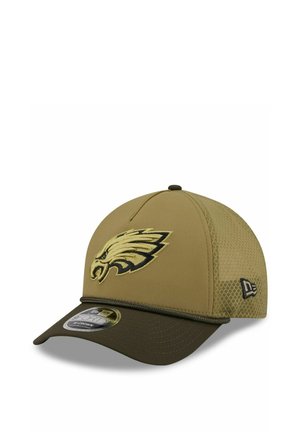 Khakifarbene Baseballmütze mit Netzseiten, die ein auffälliges gesticktes Adlerlogo in Schwarz und Gold auf der Vorderseite, einen flachen Schirm und ein dunkelgrünes Visier aufweist.