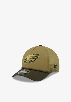 Khakifarbene Baseballmütze mit Netzseiten, die ein auffälliges gesticktes Adlerlogo in Schwarz und Gold auf der Vorderseite, einen flachen Schirm und ein dunkelgrünes Visier aufweist.