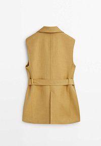 Ärmlös gul linneblazer med snibbad krage, bälte i midjan och bakfåll. Slät textur och skräddarsydd design.