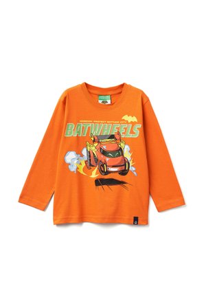 Oranges langärmliges T-Shirt mit einem "Batwheels"-Grafikdesign, das ein Cartoon-Auto, Flammen und verspielten Text in Grün und Gelb zeigt. Aus weichem Baumwollmaterial.