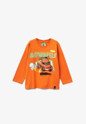T-shirt a maniche lunghe arancione con grafica "Batwheels" che presenta un'auto da cartone animato, fiamme e testo giocoso in verde e giallo. Materiale in cotone morbido.
