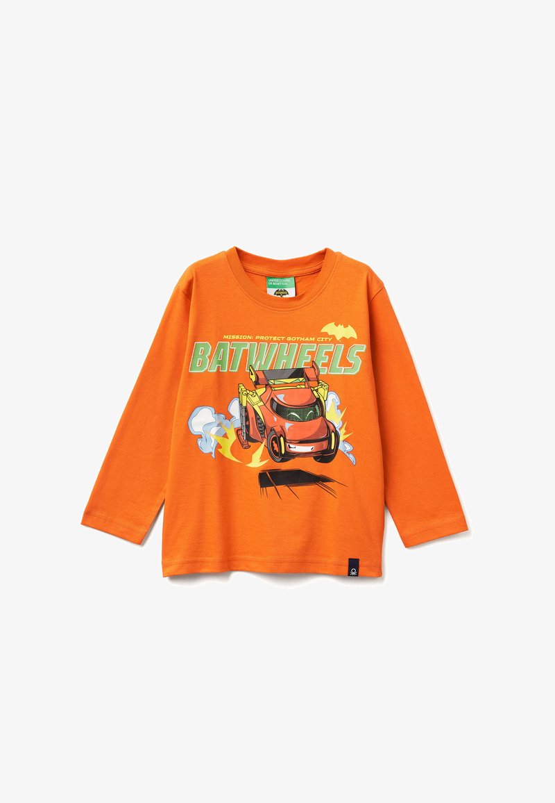 Oranges langärmliges T-Shirt mit einem "Batwheels"-Grafikdesign, das ein Cartoon-Auto, Flammen und verspielten Text in Grün und Gelb zeigt. Aus weichem Baumwollmaterial.