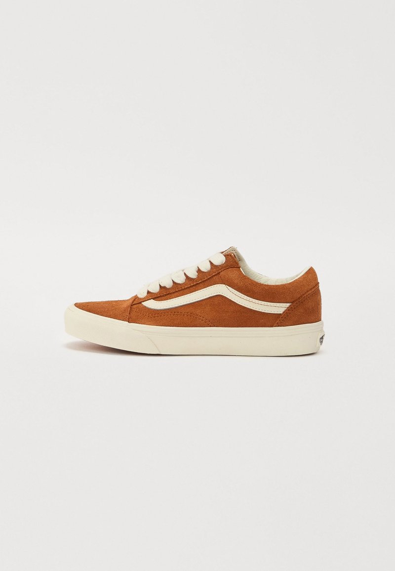 Baskets en suède marron avec des accents blancs, bout rond, design à lacets et semelle en caoutchouc crème. Présente le logo classique en forme de vague sur le côté.