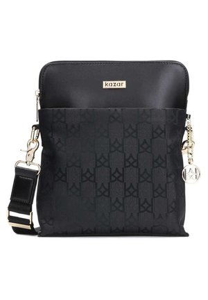 Czarna torba na ramię z materiału w wzory, wykończona skórą, z złotymi okuciami, plakietką z logo Kazar, regulowanym paskiem oraz okrągłym oznakowanym zawieszką na łańcuszku.