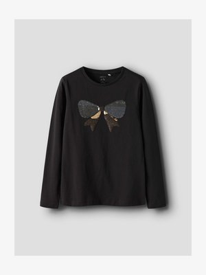 Čierna dlhá košeľa s veľkou lesklou mašľou z obojstranne zapínacích čiernych a zlatých flitrov na prsiach.