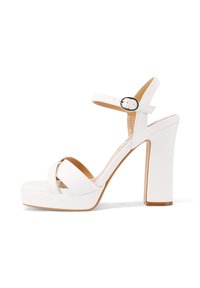 Sandali con tacco bianchi caratterizzati da una fascia testurizzata, una suola a piattaforma, cinturino alla caviglia regolabile con fibbia in argento e tacco quadrato chunky.
