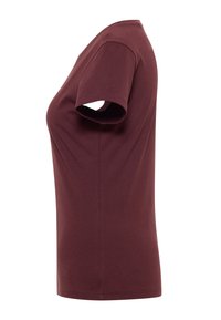 Camiseta de manga corta color burdeos con cuello redondo y silueta ajustada, confeccionada en algodón suave, con una textura lisa.