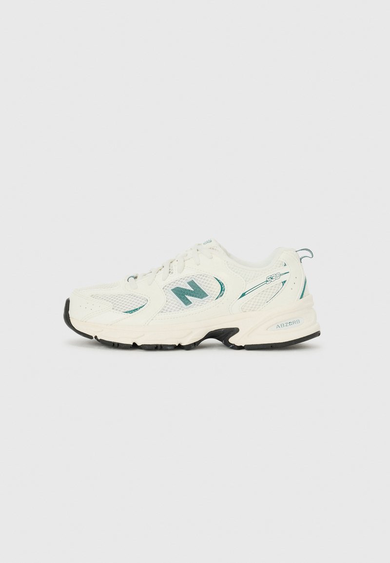 Scarpa da corsa bianca in mesh con accenti turchesi, suola nera, forma arrotondata e logo di lato. Presenta un tallone imbottito e lacci.