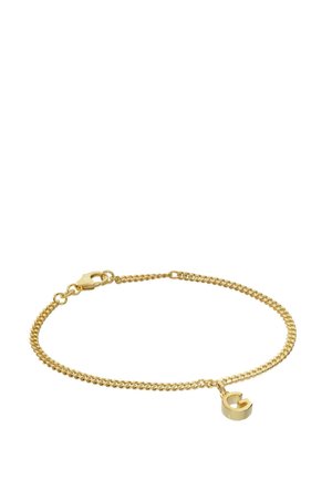 Goldkettchen-Armband mit einem Karabinerverschluss und einem kleinen Anhänger in Form des Buchstabens "G" daran hängend.