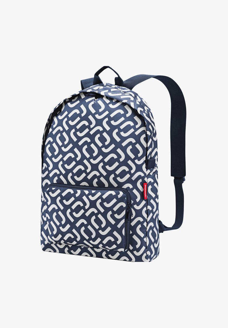 Marineblaue Rucksack mit einem weißen geometrischen Muster, ausgestattet mit einer vorderen Reißverschlusstasche und verstellbaren Trägern. Hergestellt aus robustem Stoff.