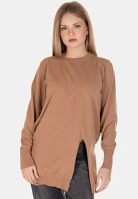 Maglione marrone a maniche lunghe con scollatura tonda, fessura laterale, polsini a costine e vestibilità morbida. Realizzato in un tessuto morbido e testurizzato.