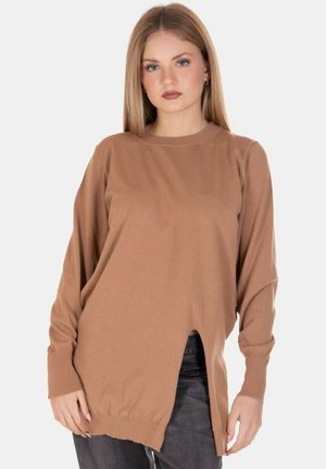 Maglione marrone a maniche lunghe con scollatura tonda, fessura laterale, polsini a costine e vestibilità morbida. Realizzato in un tessuto morbido e testurizzato.
