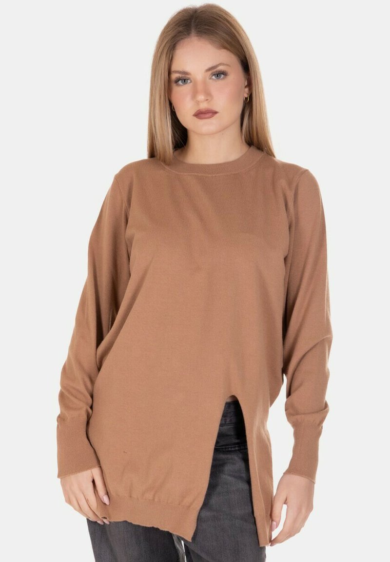Maglione marrone a maniche lunghe con scollatura tonda, fessura laterale, polsini a costine e vestibilità morbida. Realizzato in un tessuto morbido e testurizzato.