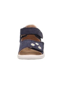 Navyblaue Kindersandale mit zwei verstellbaren Riemen, weißer Sohle und kleiner weißer Blumenstickerei auf dem vorderen Riemen.