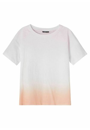 Hvid T-shirt med korte ærmer, rund halsudskæring og en blød ferskenfarvet gradient ved nederste kant.