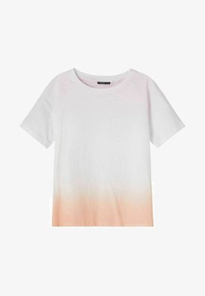 Hvid T-shirt med korte ærmer, rund halsudskæring og en blød ferskenfarvet gradient ved nederste kant.