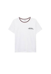 Camiseta de algodón blanca con mangas cortas, cuello redondo con ribete burdeos y texto negro bordado: "Vive la Vida, Brooklyn Nueva York."