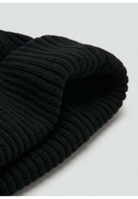 Gorro de punto acanalado negro, con tejido texturizado y diseño flexible, que presenta puntadas gruesas elevadas para ofrecer calidez y estilo.