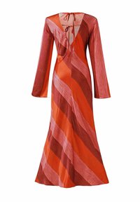 Robe longue à manches longues rouge et rose avec des rayures diagonales, un col en V et un détail noué au dos. Le tissu fluide crée une silhouette élégante.