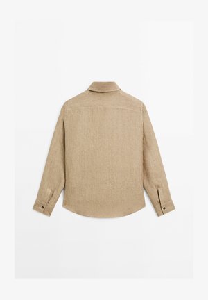 Beige blouse met lange mouwen en knoopmanchetten, gezien van de achterkant, met een rechte kraag en eenvoudige naaddetails.