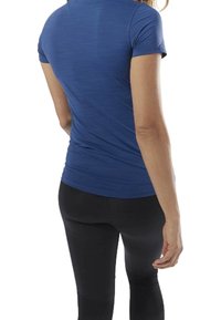 Blå kortärmad sporttröja i lätt, fukttransporterande tyg, åtsittande design med slät yta, kombinerad med svarta leggings.