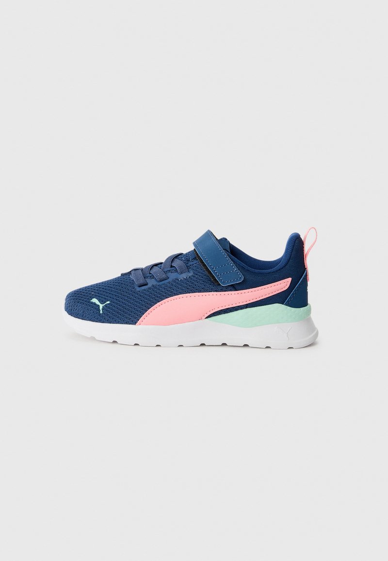 Mörkblå sportskor med mesh-Ovandel, rosa och mintaccent, kardborreband och vit gummisula. Har Puma-logotyp på sidan.