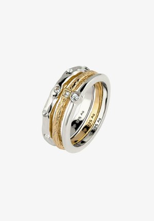 Tre sammenflettede ringe i sølv og guld, med tekstureret guld og funklende diamanter, fremhævet af et glat sølvdesign.