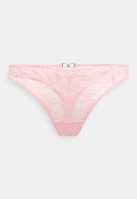 String en dentelle rose avec motif floral, présentant un devant et un dos transparents, et un nœud décoratif en métal argenté à la taille.