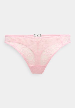 String en dentelle rose avec motif floral, présentant un devant et un dos transparents, et un nœud décoratif en métal argenté à la taille.