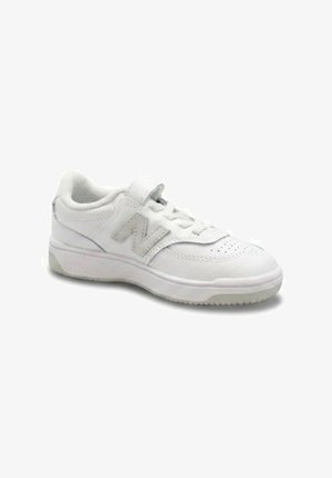Sneaker bianco basso con chiusura a lacci frontale, collo imbottito, strap in velcro e suola texturizzata, con un logo del marchio sobrio sul lato.