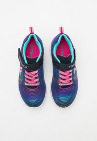 Flerfärgade sportskor med en blå mesh-överdel, rosa snören, svart rem och en strukturerad sula med färgglada vågmönster.