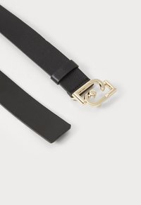 Cintura in pelle nera con una finitura liscia, dotata di una fibbia rettangolare color oro con un logo stilizzato e una tracolla regolabile.