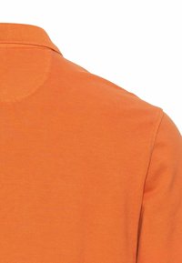 Oranje polo-shirt van een gestructureerde stof, met een kraag en korte mouwen, met een naadloos ontwerp op de rug.