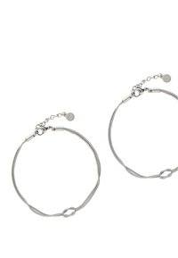 Orecchini a cerchio in metallo argentato con design intrecciato, dotati di un dettaglio ad anello e un'estensione a catena con un piccolo ciondolo rotondo.