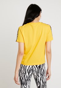 Fila ADALMIINA TEE - Camiseta estampada - citrus