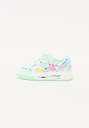 Zapatilla verde menta con dibujos decorativos, incluyendo corazones y estrellas, y detalles con purpurina. Cuenta con cierre de velcro y suela robusta de goma.