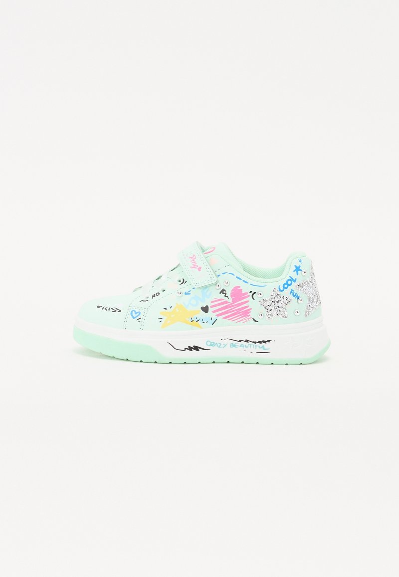 Baskets vert menthe avec dessins décoratifs, y compris des cœurs et des étoiles, et des accents pailletés. Dotées d'une bride en Velcro et d'une semelle en caoutchouc robuste.